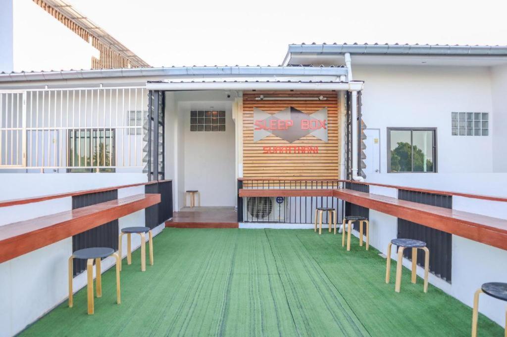 Sleepbox Hostel Suratthani Сураттхани Экстерьер фото
