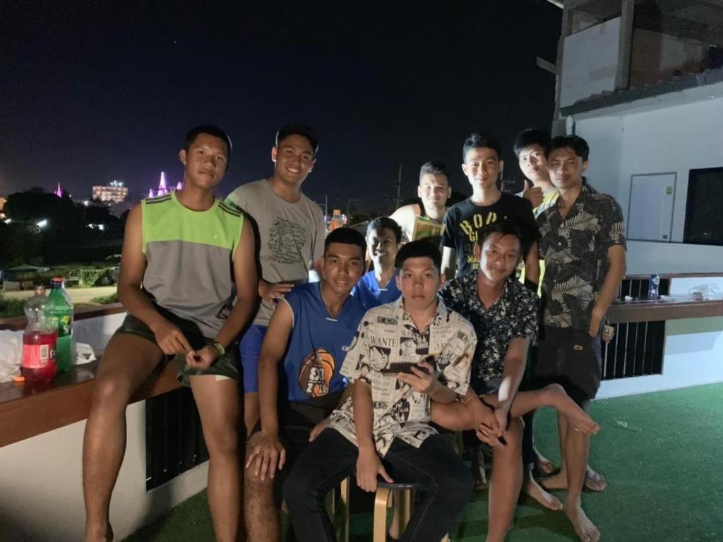 Sleepbox Hostel Suratthani Сураттхани Экстерьер фото