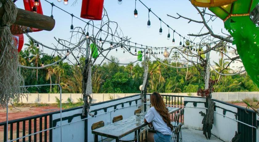 Sleepbox Hostel Suratthani Сураттхани Экстерьер фото
