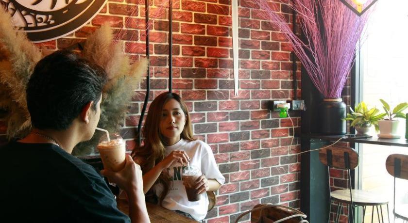 Sleepbox Hostel Suratthani Сураттхани Экстерьер фото