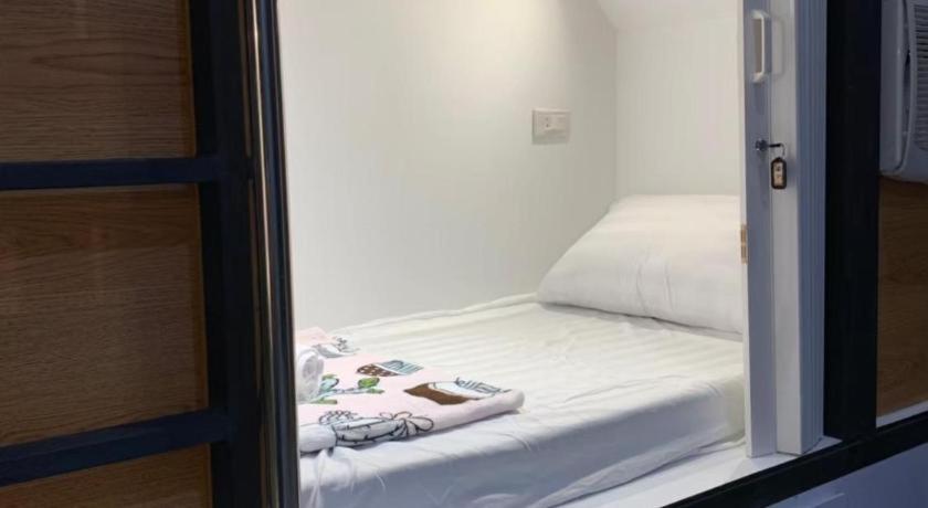 Sleepbox Hostel Suratthani Сураттхани Экстерьер фото
